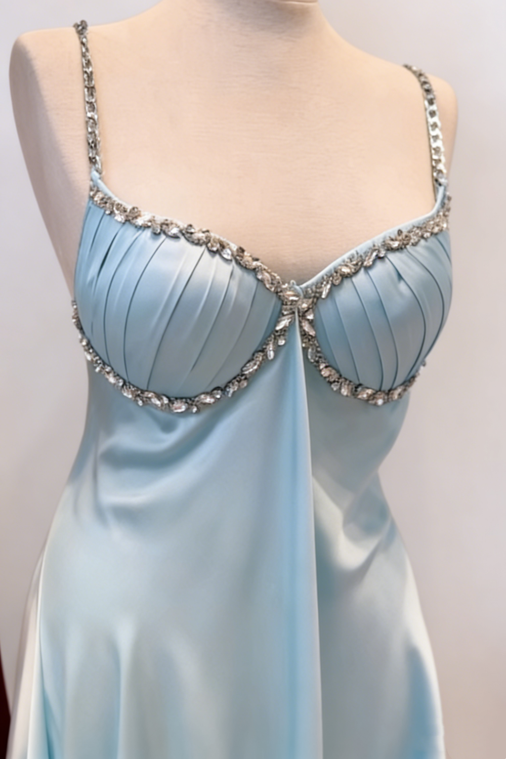 Babyblaues, luxuriöses, perlenbesetztes Satin-Minikleid in schmaler Passform (gh7001)