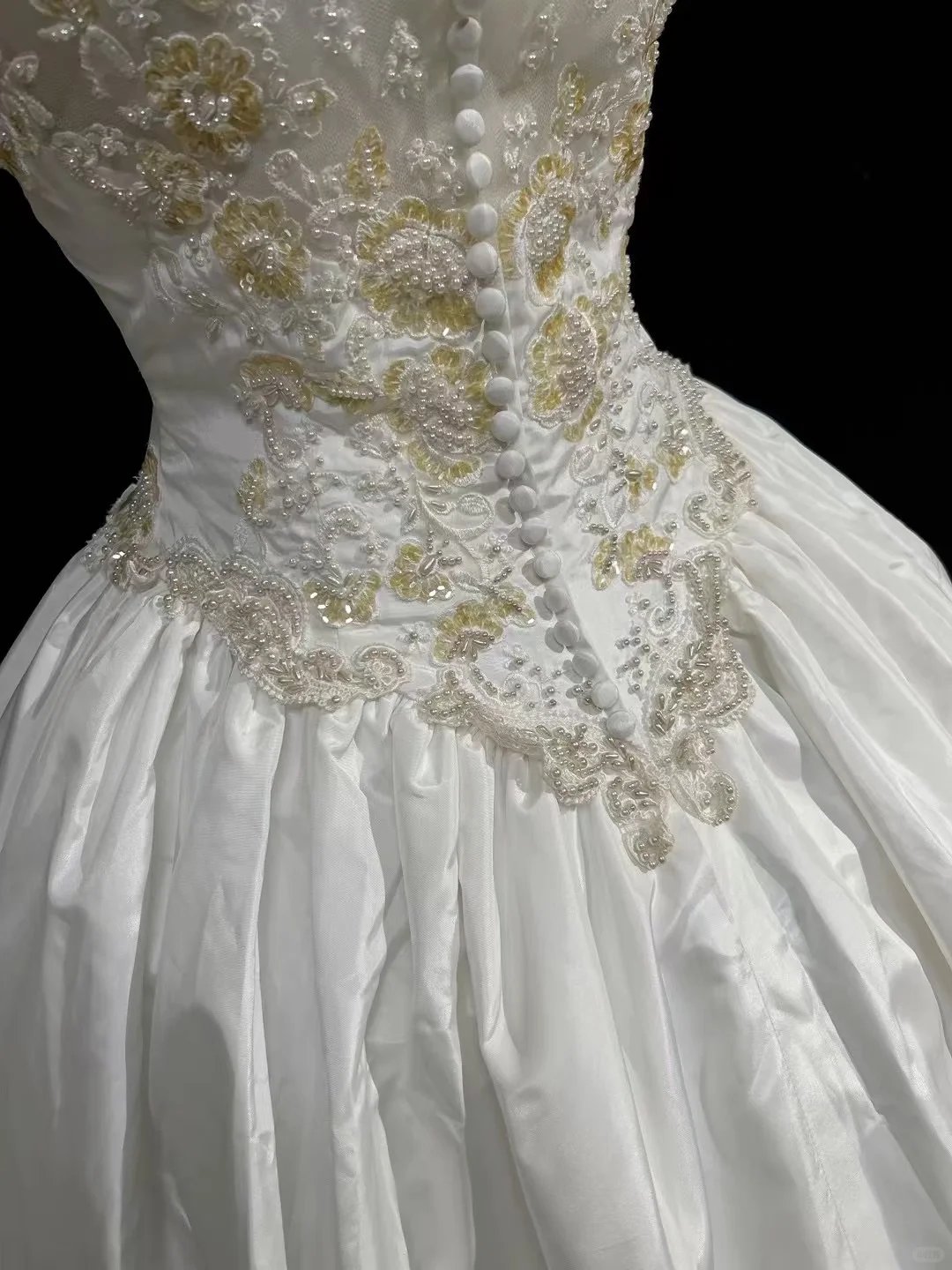 Short Sheer Sleeve White Satin Wedding Dress Heart Neck Gold Lace Embroidery Big Bow Princess Bridal Gown gh9556