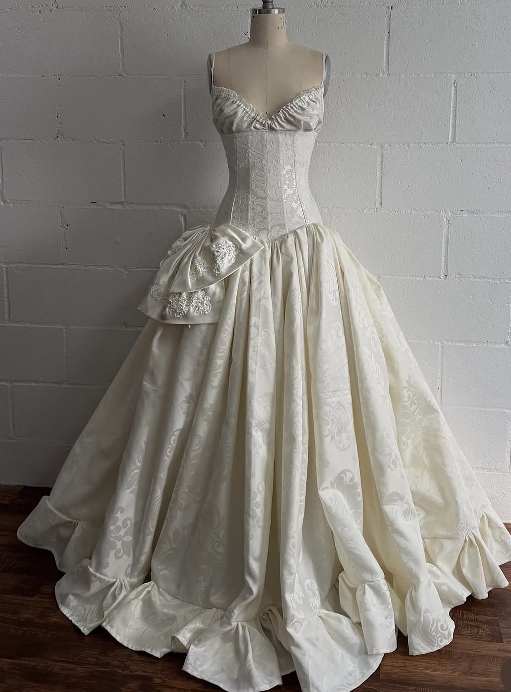 ✨Girlhomeshops-Spaghetti Strap Cream Jacquard Corset Wedding Gown with Beaded Bow gh10220
