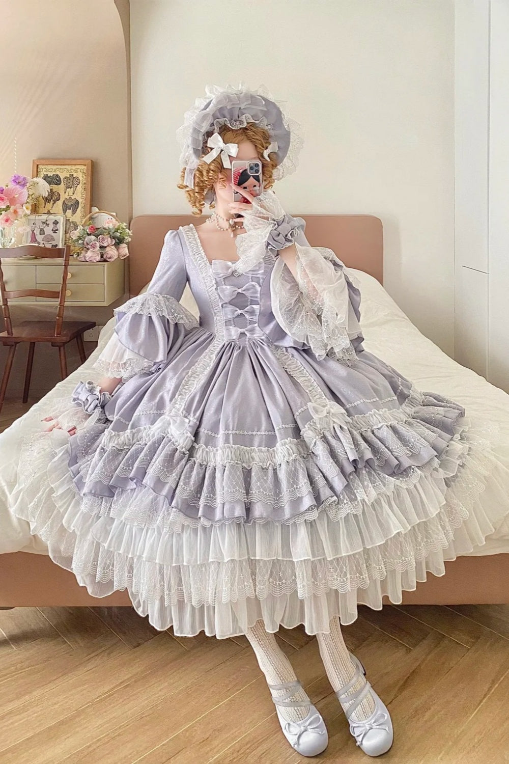 Robe de bal lilas clair en satin, col carré, manches longues, à volants, style rococo, nœud en dentelle, idéale pour un tea party ou une soirée rétro (gh6739).