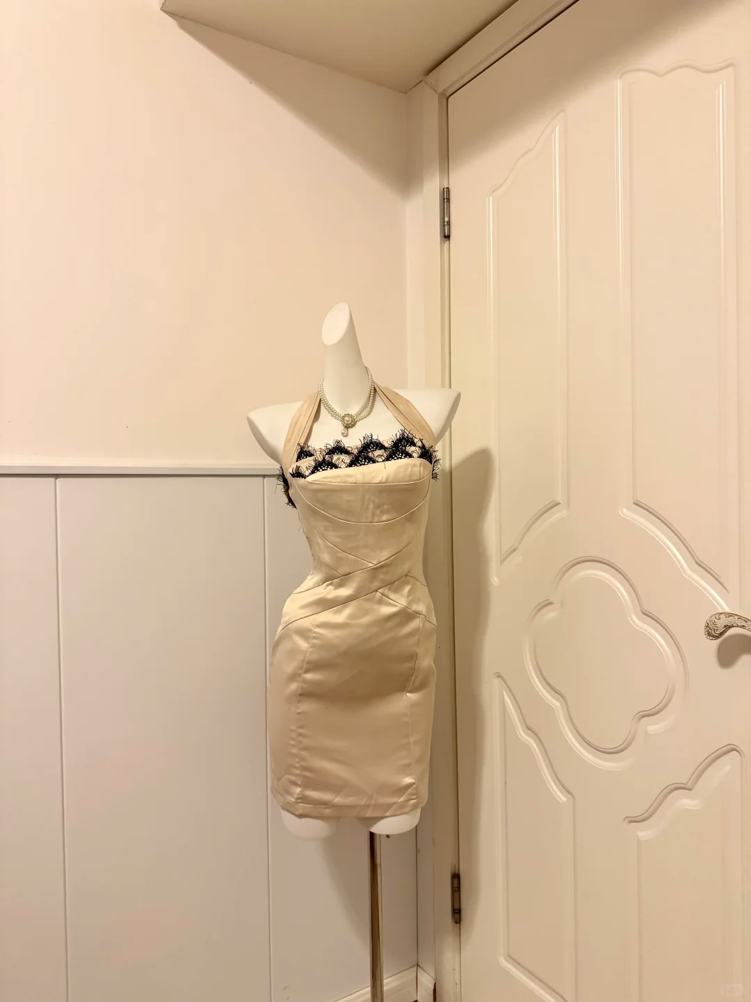 Champagne Satin Halter Short Cocktail Dress, Black Eyelash Lace Trim Sweetheart Neck Crisscross Bodice Sheath Homecoming Party Gown gh9266