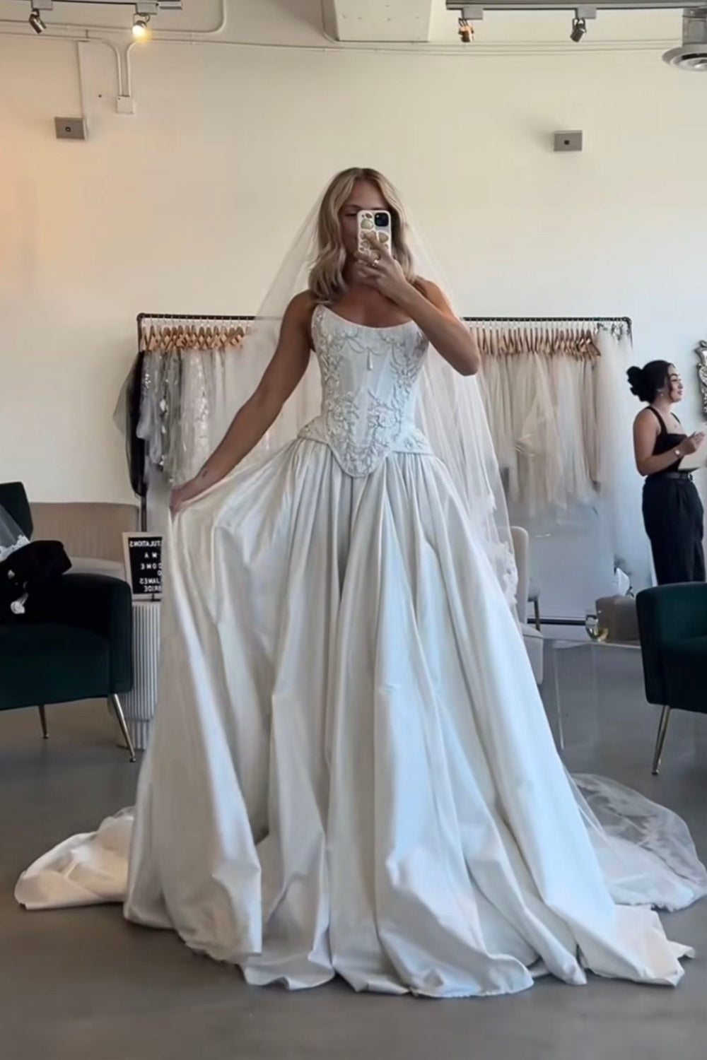 girlhomeshops – Weißes, zart besticktes, langes Brautkleid aus Satin gh6175