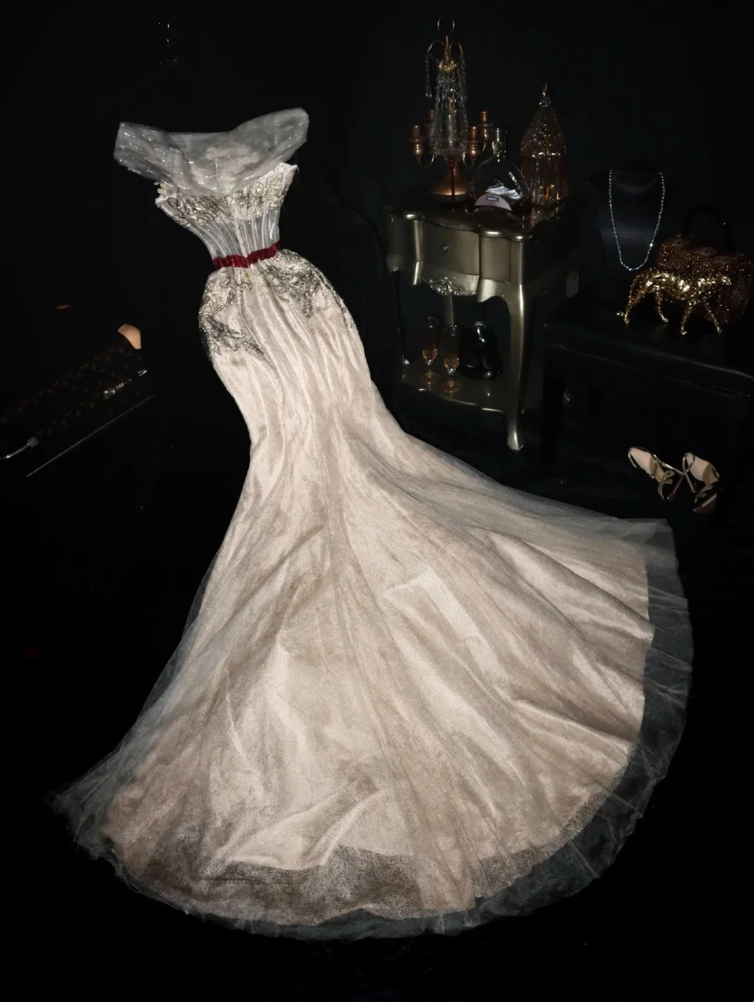 Robe de soirée sirène bustier de luxe, style rétro, broderies dorées et ceinture rouge - Robe de bal à thème noble gh6569