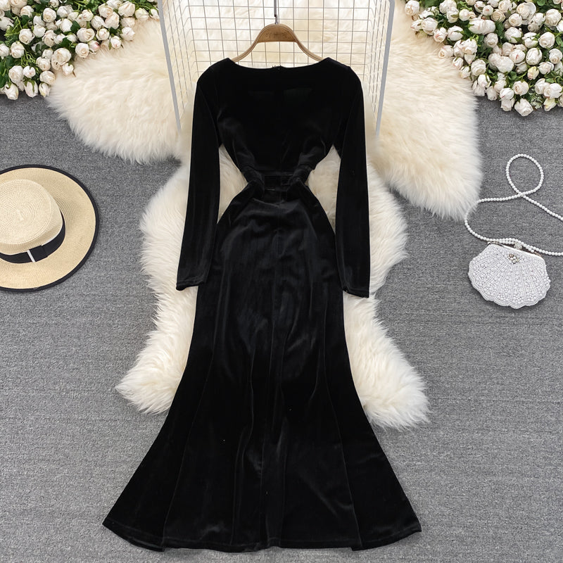 Robe noire à manches longues et col en V 10844