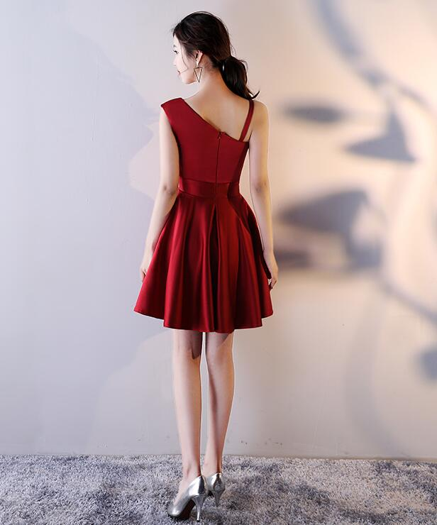 Schönes dunkelrotes One-Shoulder-Mini-Partykleid aus Satin, weinrotes Heimkehrkleid gh424