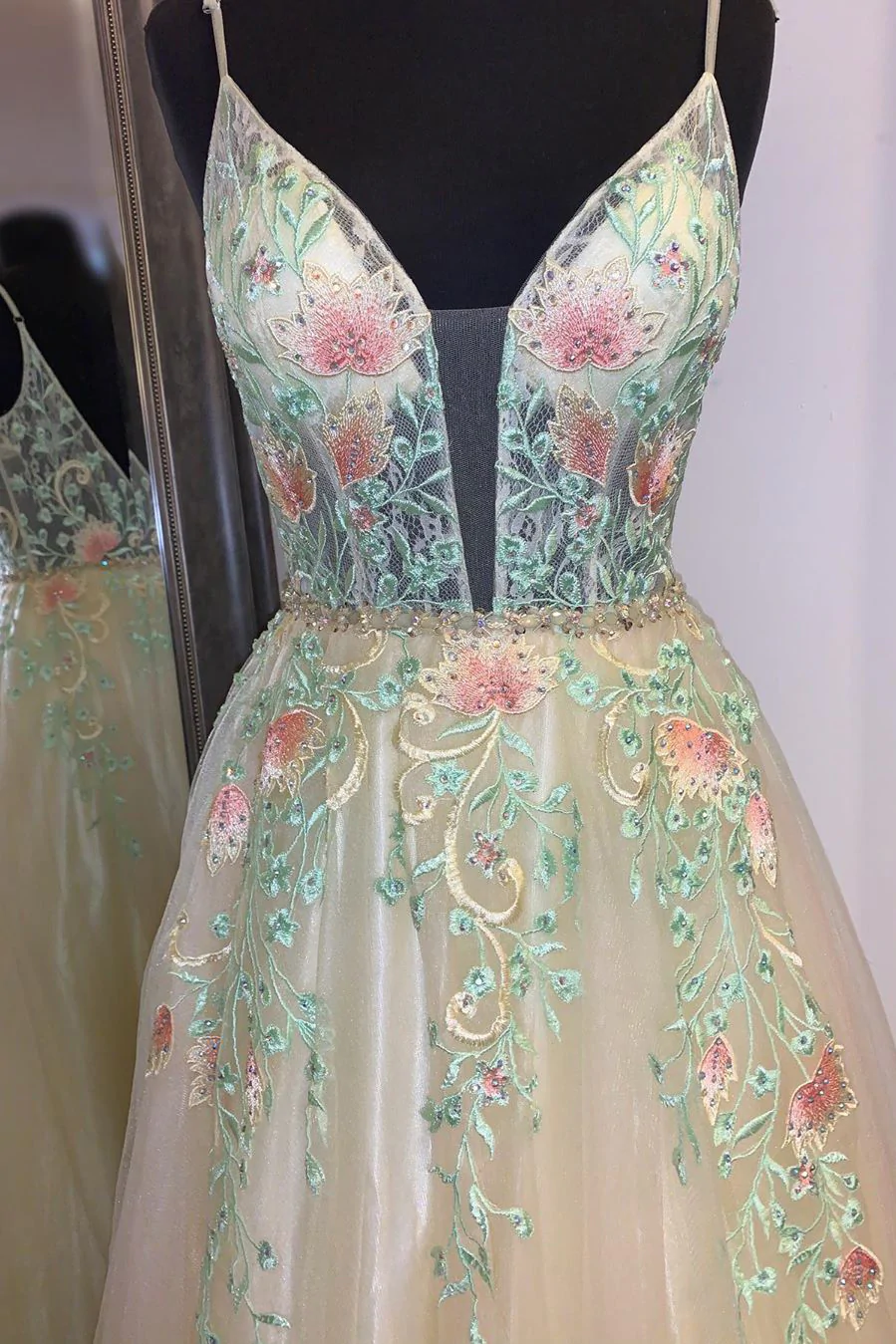 Wunderschöne Träger A-Linie Blumenbesticktes langes Ballkleid gh2456