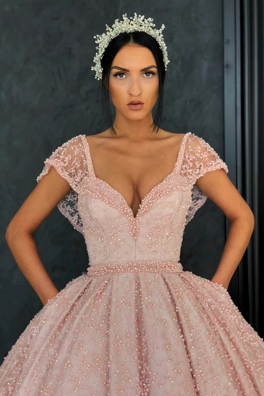 Wunderschönes rosa Ballkleid mit V-Ausschnitt und bodenlanger Organza-Perlen-Häkelblumen-Abendkleid gh2221
