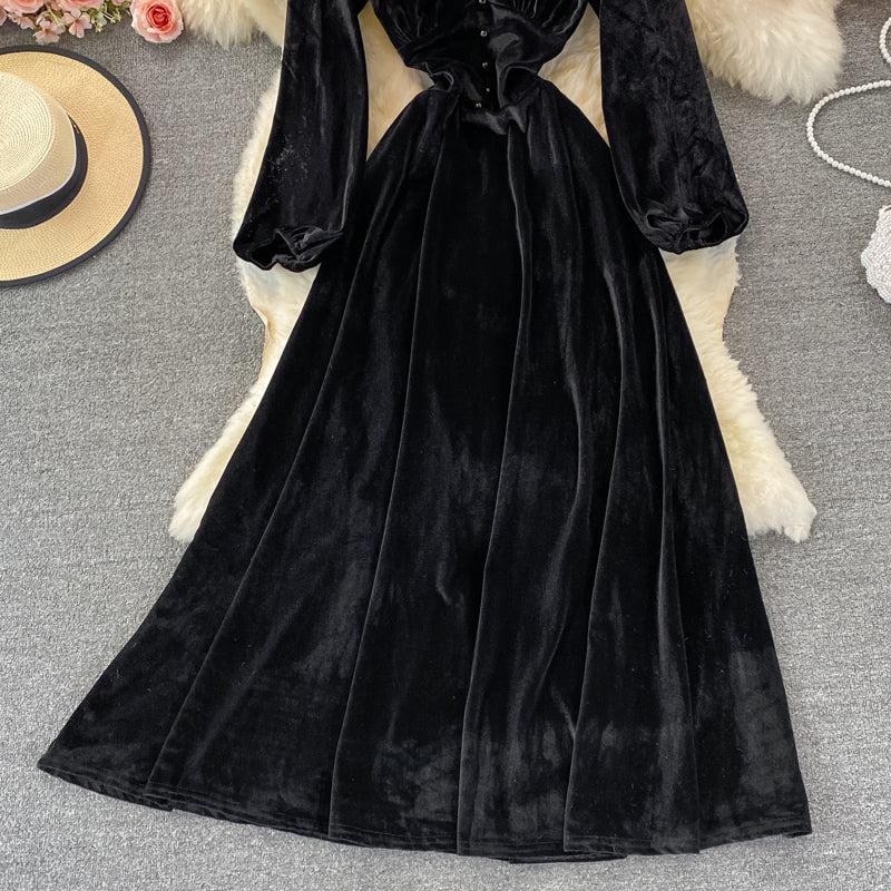 Temperamentvolles, schmales Samtkleid mit V-Ausschnitt und hoher Taille 3089