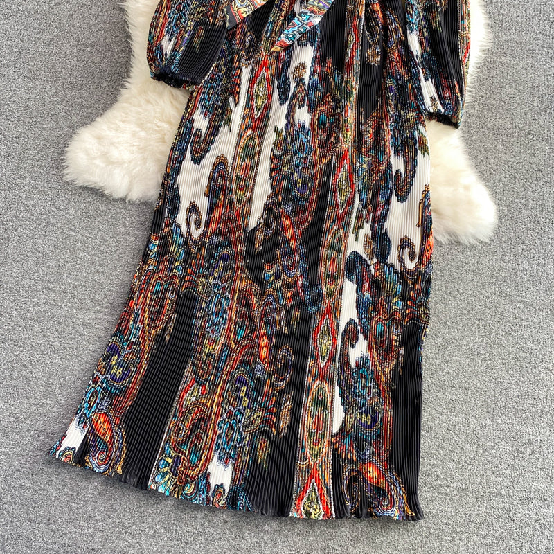 Temperamentvolles Plisseekleid mit Stehkragendruck 3362