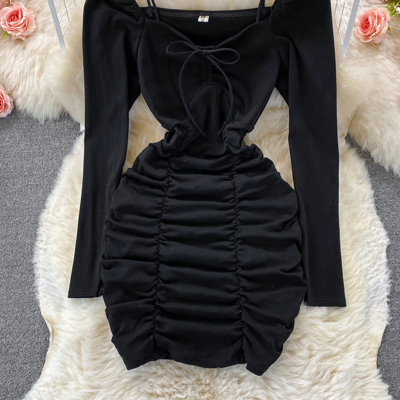 Sexy, schmal geschnittenes, plissiertes Wickelkleid mit eckigem Ausschnitt und Hüftschnürung 2917