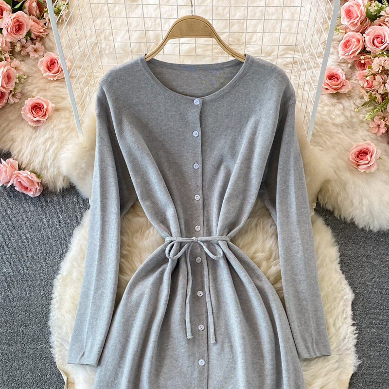 Einreihiges Strickkleid mit Rundhalsausschnitt und Taillen-Pulloverrock 3075