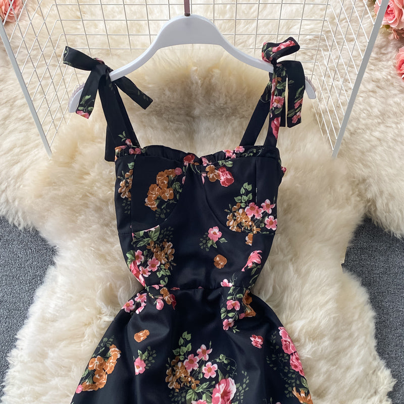 Geblümtes, mittellanges Rüschenkleid mit Fliege 3316