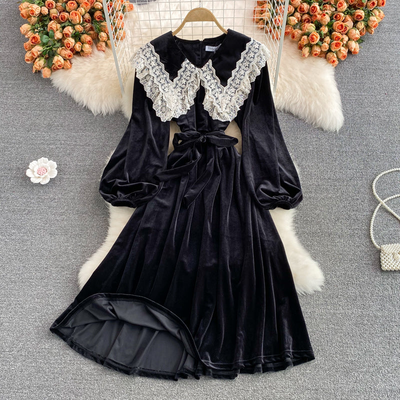 Samtkleid mit Puppenhalsausschnitt und Spitzenrevers 2861