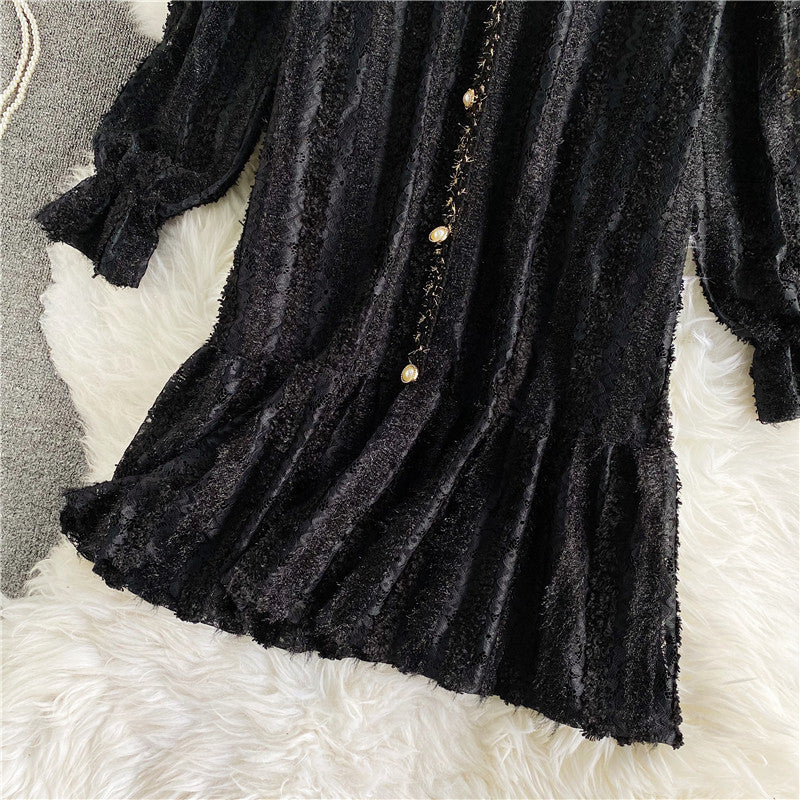Französisches Langarmkleid mit V-Ausschnitt und Rüscheneinsatz aus Spitze 3146