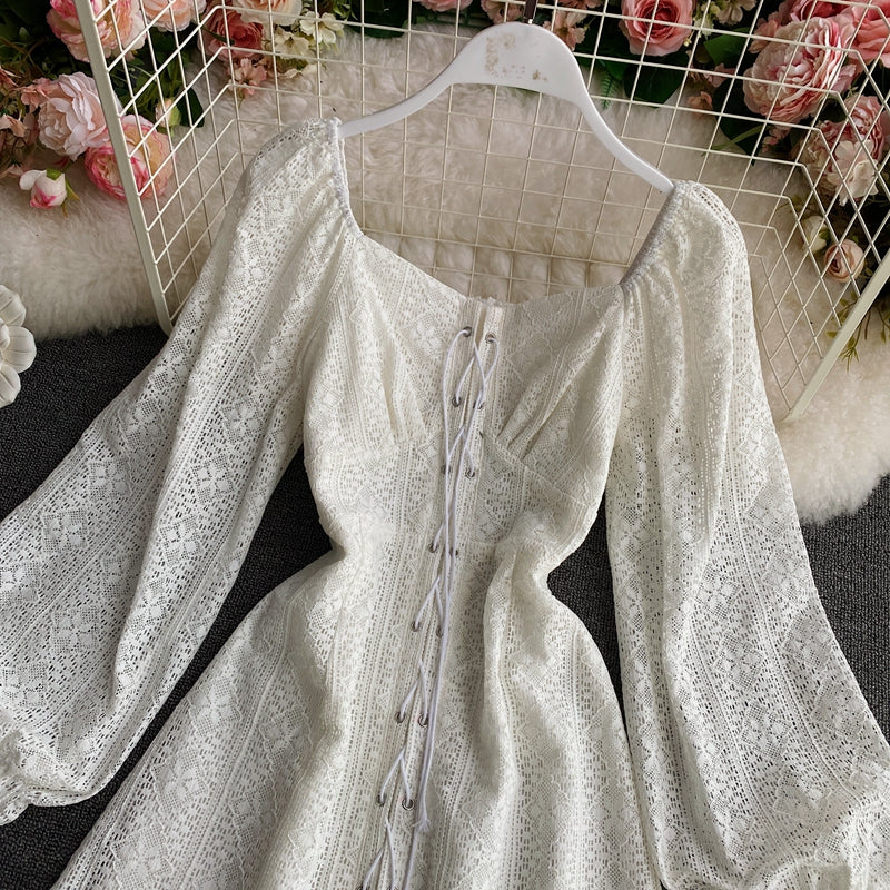 Langärmliges Spitzenkleid mit eckigem Ausschnitt und Laternenärmeln an der Taille 3155