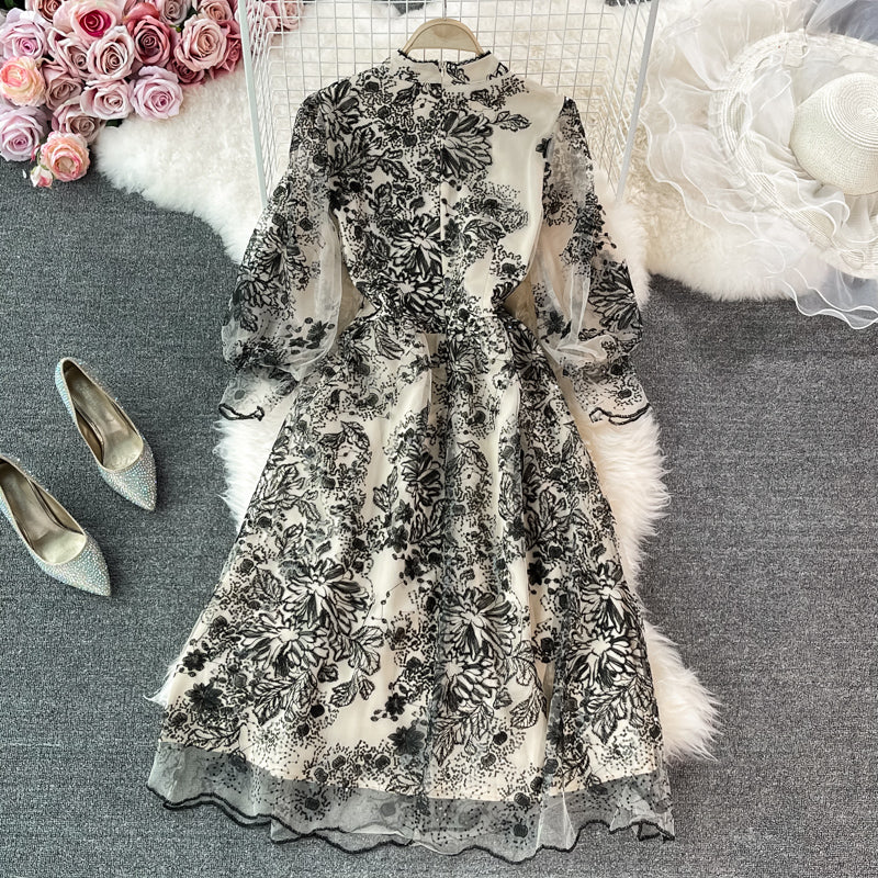 Leichtes, luxuriöses, hochwertiges, besticktes Mesh-Kleid 2977