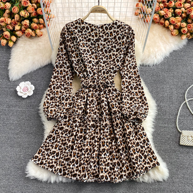 Langärmliges Leopardenkleid mit Rüschen und Rundhalsausschnitt 3375