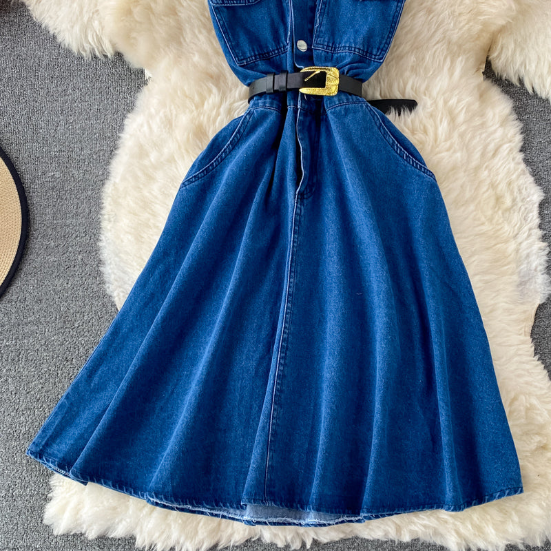 Ärmelloses, mittellanges Denim-Kleid mit offenem Rücken und Revers 3213