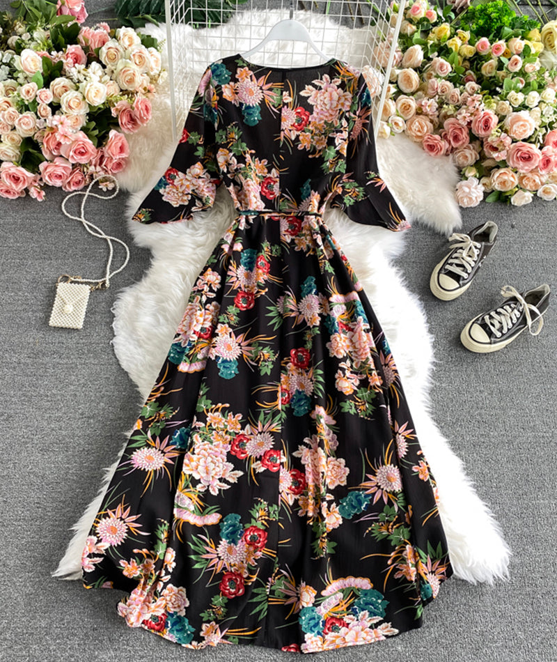 Schwarzes Blumenkleid mit A-Linie und V-Ausschnitt 930