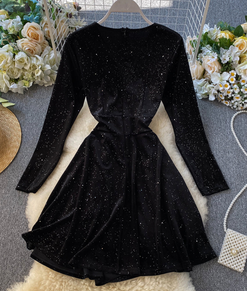 Schwarzes kurzes Samtkleid mit V-Ausschnitt 900