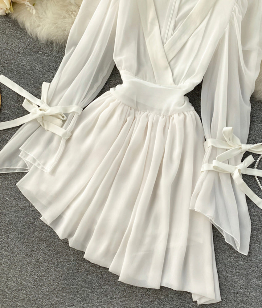 Stilvolles kurzes Chiffonkleid mit V-Ausschnitt 899