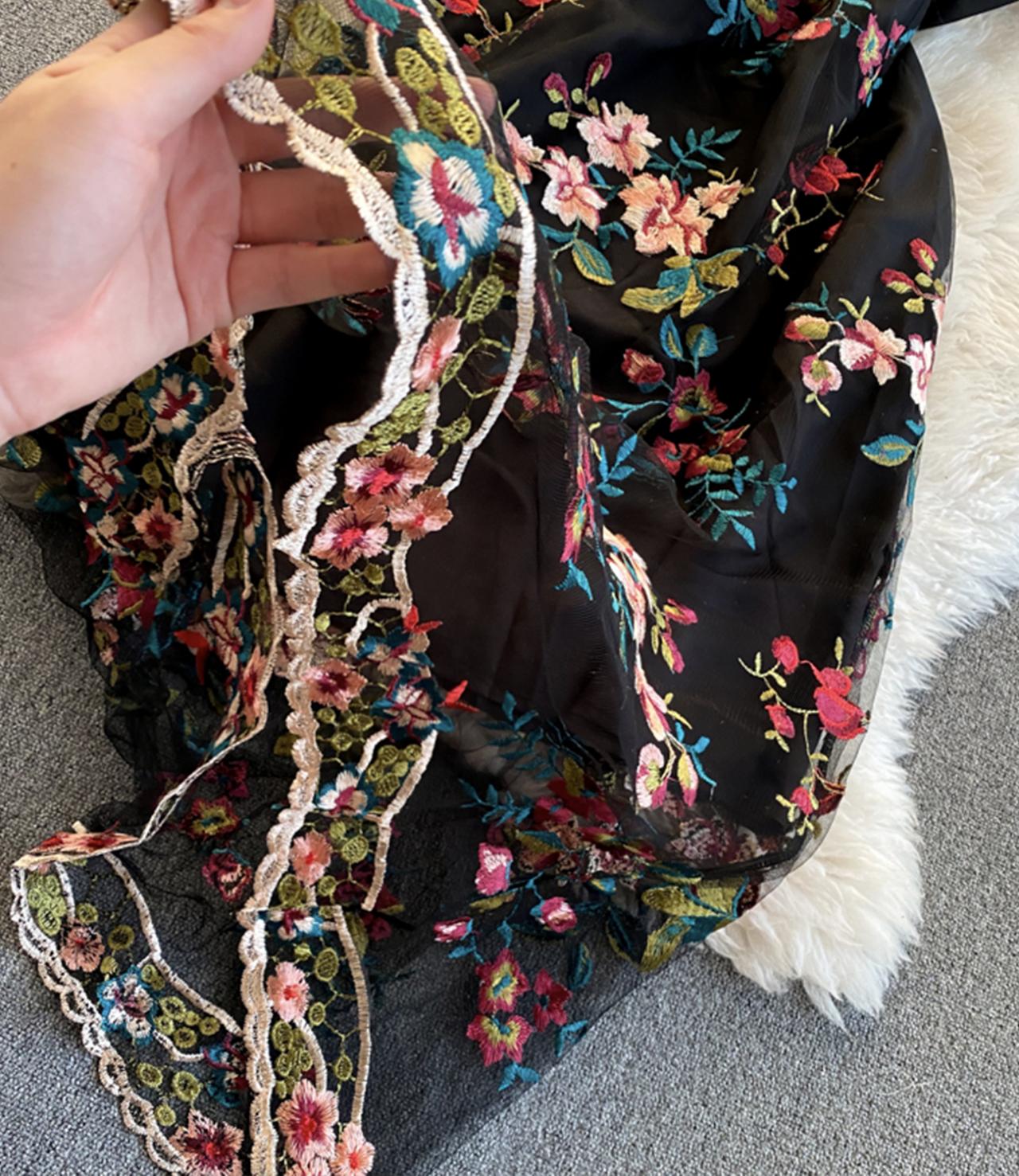 Süßes Kleid in A-Linie mit Stickerei 829