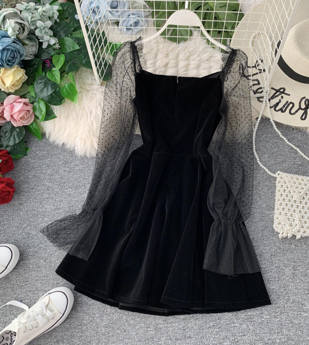 Kurzes Kleid aus schwarzem Samt mit langen Ärmeln 805