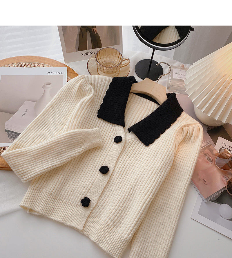 Farblich passender Strickpullover mit kleinen Blumenknöpfen 6469