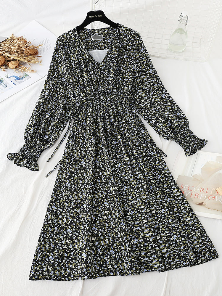 Das Blumenkleid ist zart und dünn und passt in 4796