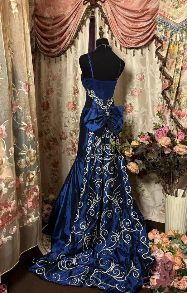 Robe sirène en satin bleu royal brodée : motif de fils argentés épais, grand nœud au dos, robe de soirée de banquet gh6586