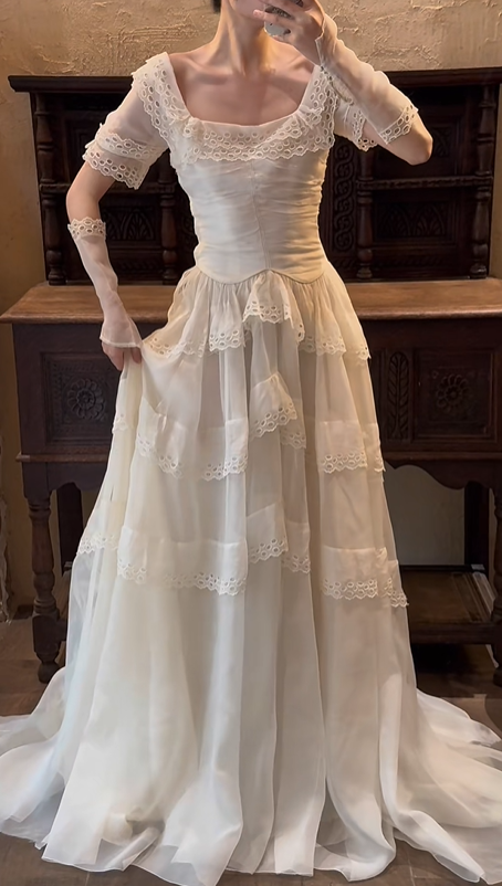 Off‑White Square Neck Vintage Wedding Gown, Eyelet Lace Ruffle Short Sleeve Tiered Cake Tulle Train Bridal Dress gh9064