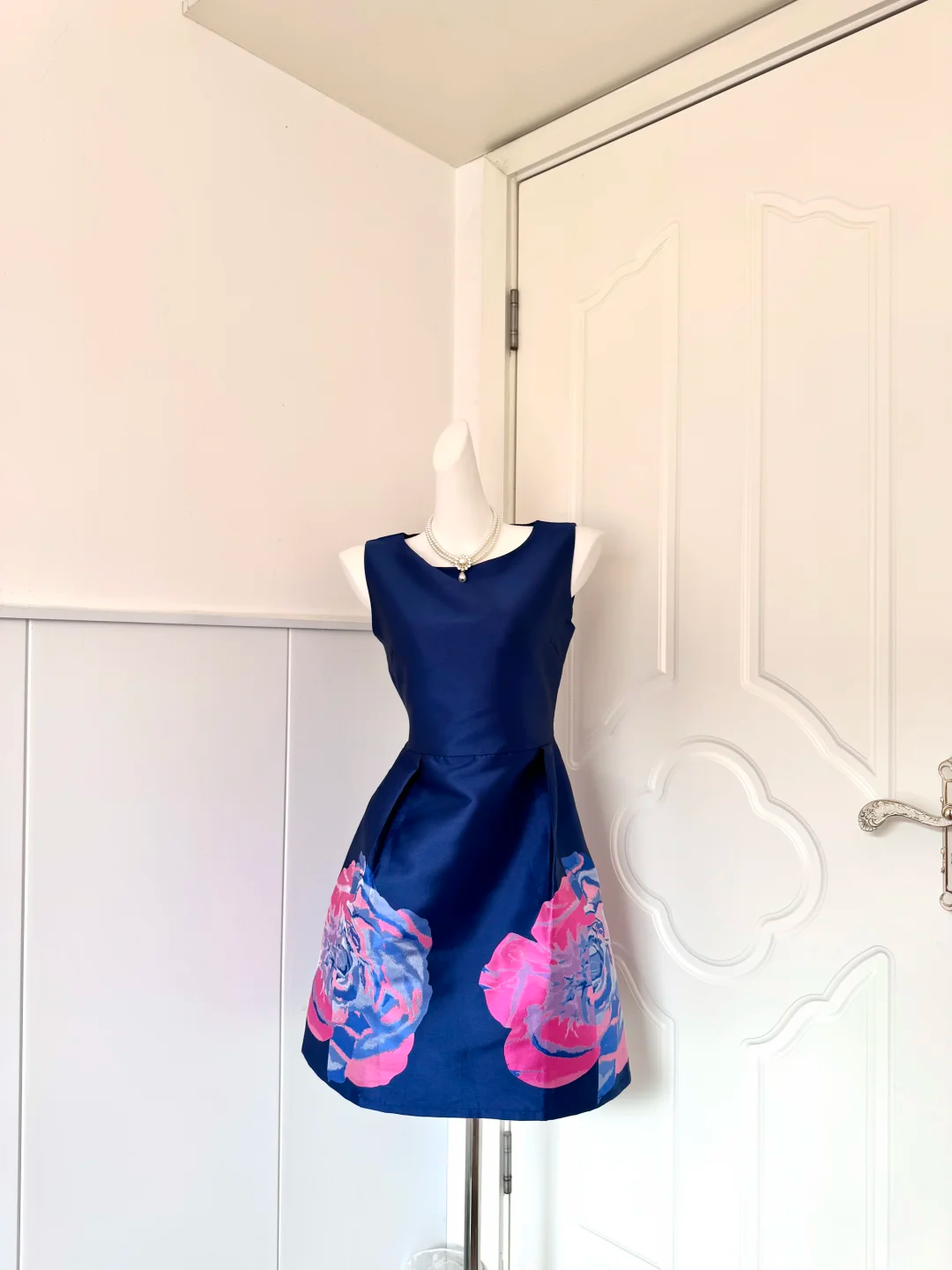Navy Blue Sleeveless Short Cocktail Dress, Round Neck Floral Rose Print High‑Waist A‑Line Mini Homecoming Gown gh9154