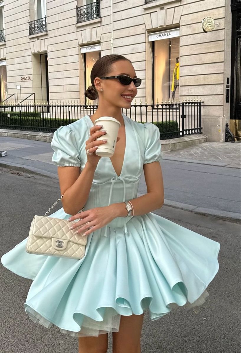 Girlhomeshops - Robe de soirée courte en satin bleu clair à col en V et manches bouffantes, style trapèze, tenue d'anniversaire, gh5289