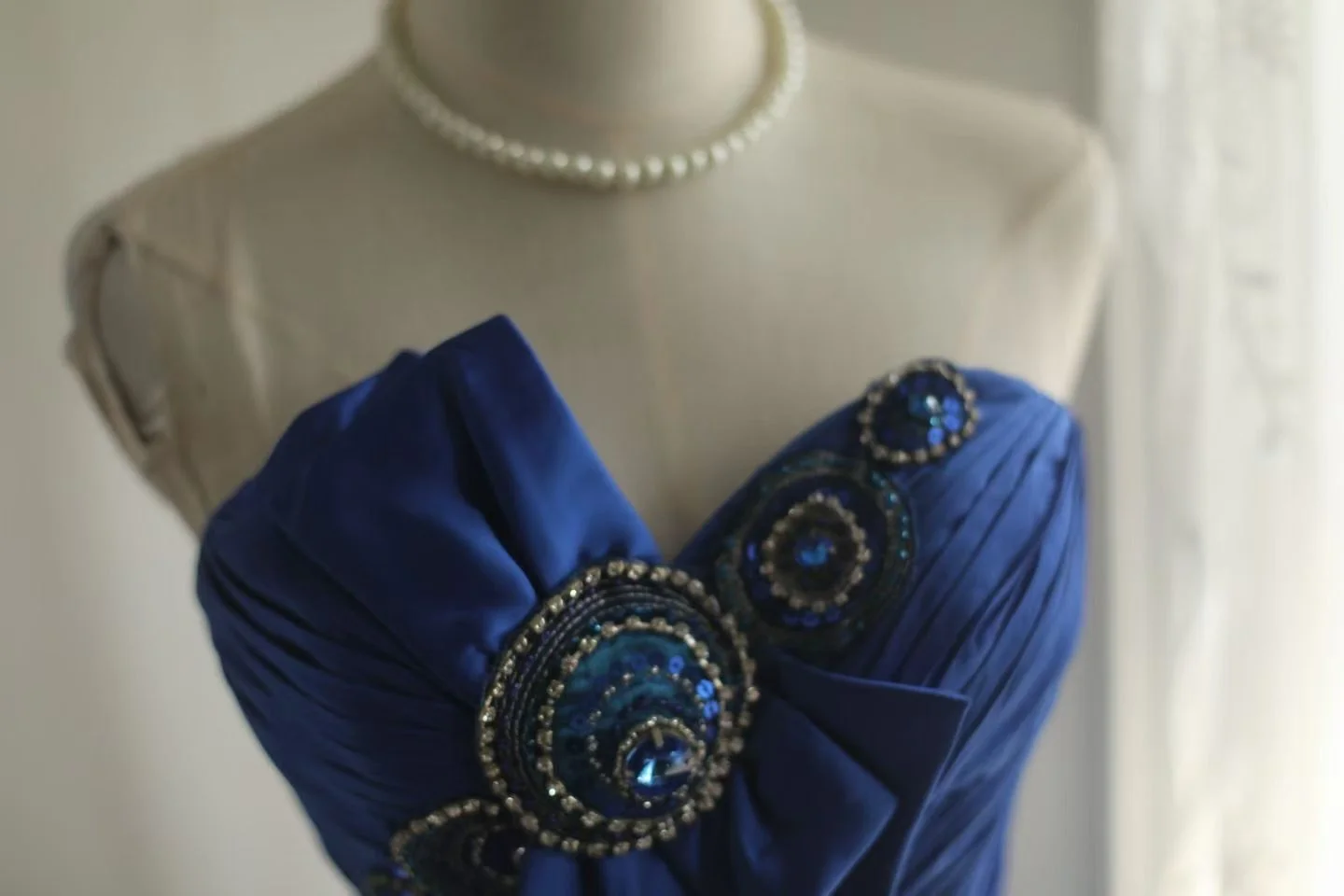 Strapless Navy Ombre Mermaid Evening Gown, Draped Bodice Large Bow Peacock‑Motif Beaded Sequin Appliqué Gradient Tulle Formal Prom Dress gh9119