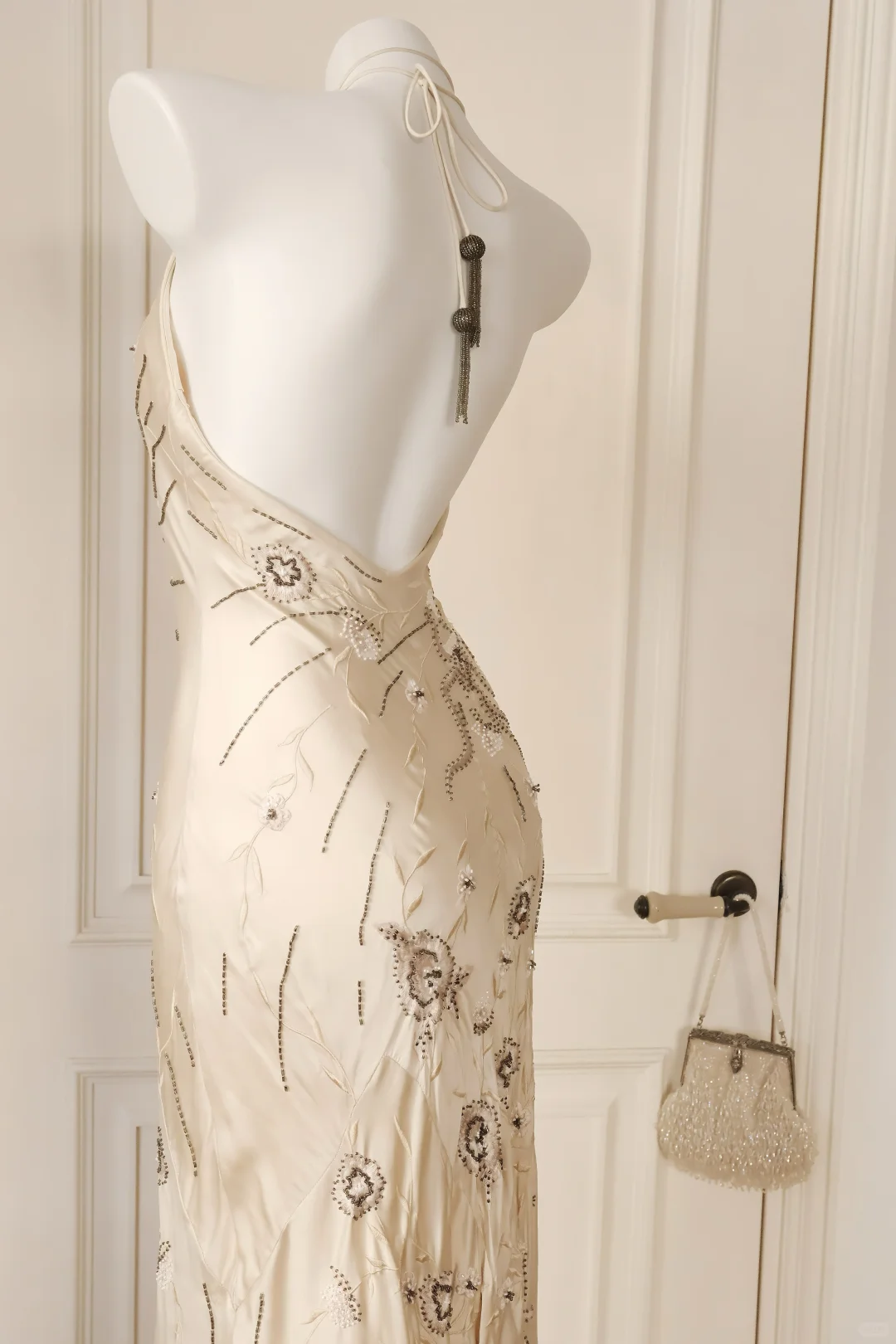 Women Vintage Long Mermaid Formal Dress Halter Neck V Neck Backless Champagne Satin Hand Beaded Floral Vine Embroidery Evening Gown gh9587
