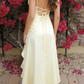 Robe longue jaune clair en satin à fines bretelles - Col en V, volants, fente haute - Idéale pour une garden-party, des vacances à la plage ou une soirée légère (gh6996)