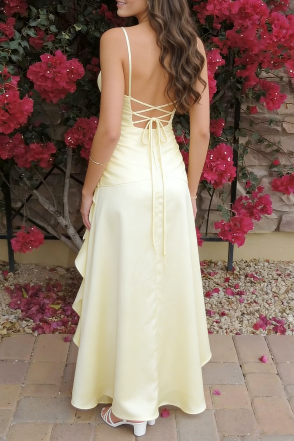 Robe longue jaune clair en satin à fines bretelles - Col en V, volants, fente haute - Idéale pour une garden-party, des vacances à la plage ou une soirée légère (gh6996)