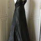 ✨🖤Schwarzes, perlenbesetztes, geheimnisvolles und edles schwarzes Schwanen-Vintage-Downton-Abbey-Ballkleid mit tiefem V-Ausschnitt und langem Satin-Abendkleid gh4390