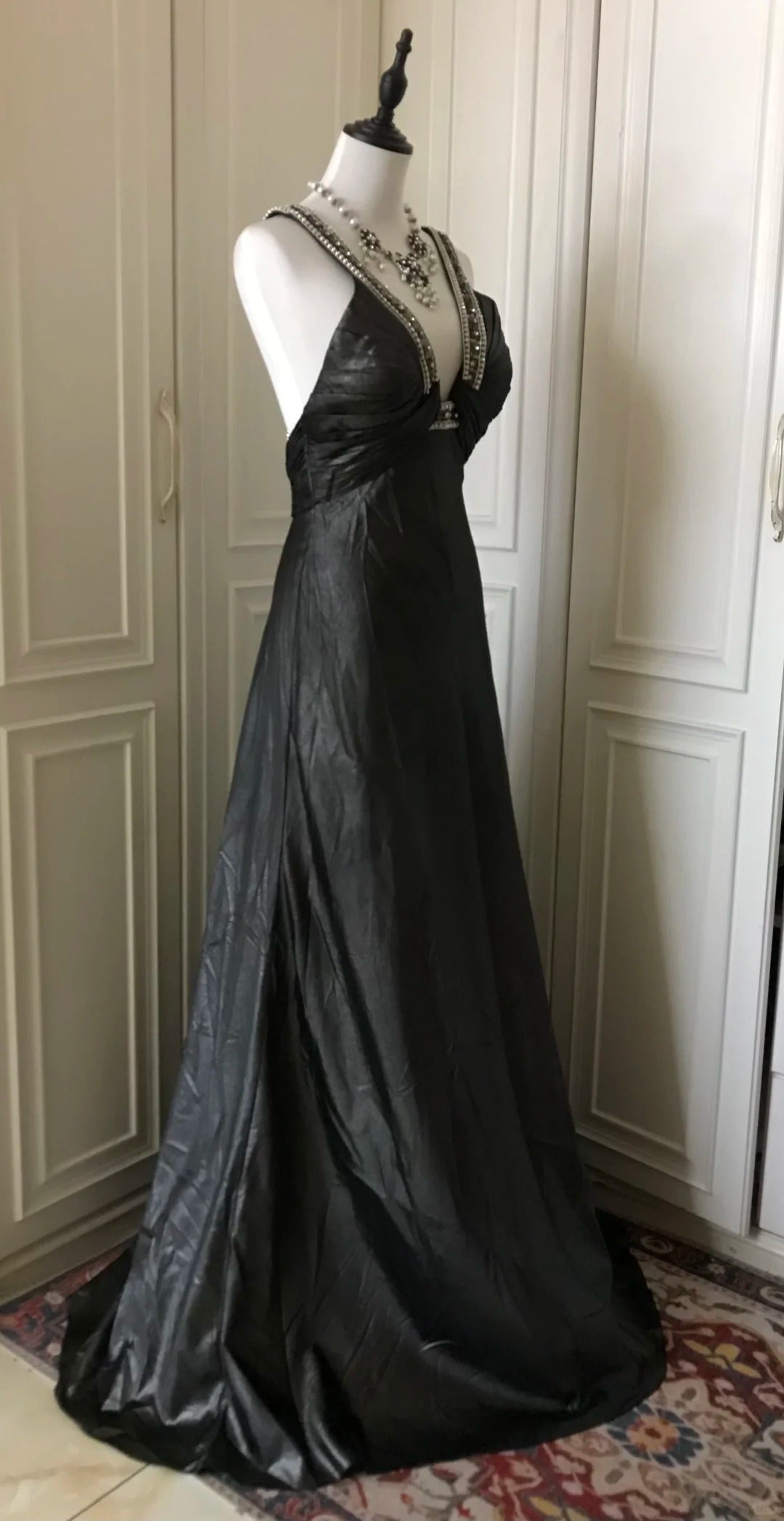 ✨🖤Schwarzes, perlenbesetztes, geheimnisvolles und edles schwarzes Schwanen-Vintage-Downton-Abbey-Ballkleid mit tiefem V-Ausschnitt und langem Satin-Abendkleid gh4390