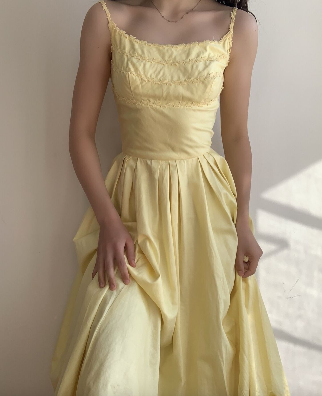 girlhomeshops-- Robe longue en satin jaune à bretelles spaghetti gh5722
