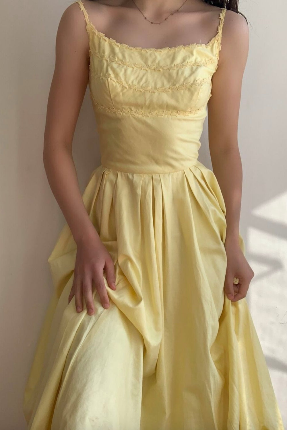 girlhomeshops-- Robe longue en satin jaune à bretelles spaghetti gh5722
