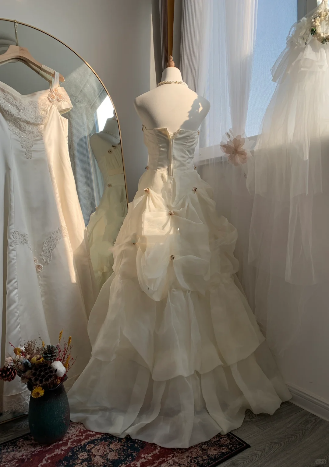 Ivory Strapless Pleated Bodice Wedding Gown Large Satin Bow 3D Floral Ruffled Organza Bridal Dress gh9460