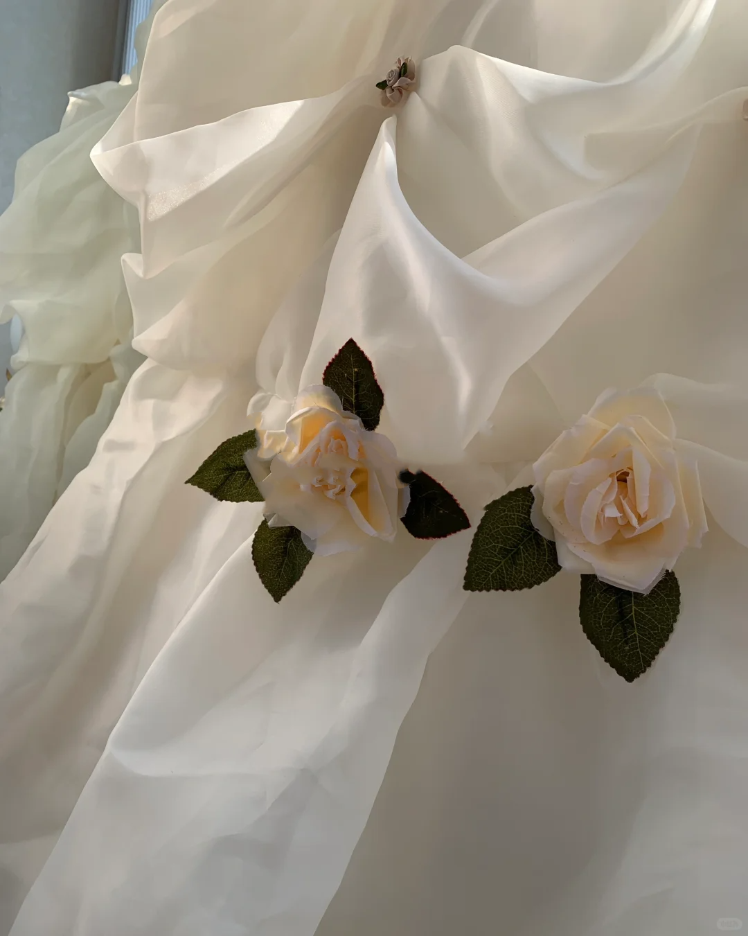 Ivory Strapless Pleated Bodice Wedding Gown Large Satin Bow 3D Floral Ruffled Organza Bridal Dress gh9460