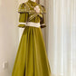 Olivgrünes, bodenlanges Spitzenkleid im viktorianischen Stil für Teepartys · Retro-Partykleid gh6737