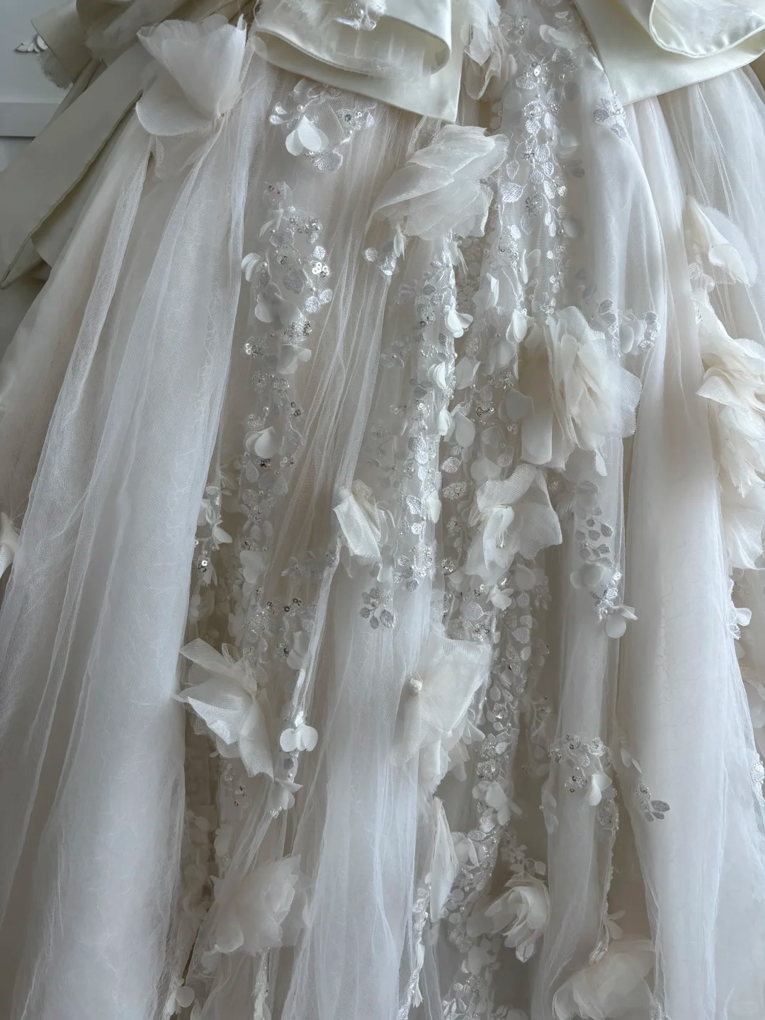Elegant White Strapless Gown with Fitted Waist and Voluminous Skirt, Prom Gown, Evening Gown & Bridal Wedding Gown gh7357