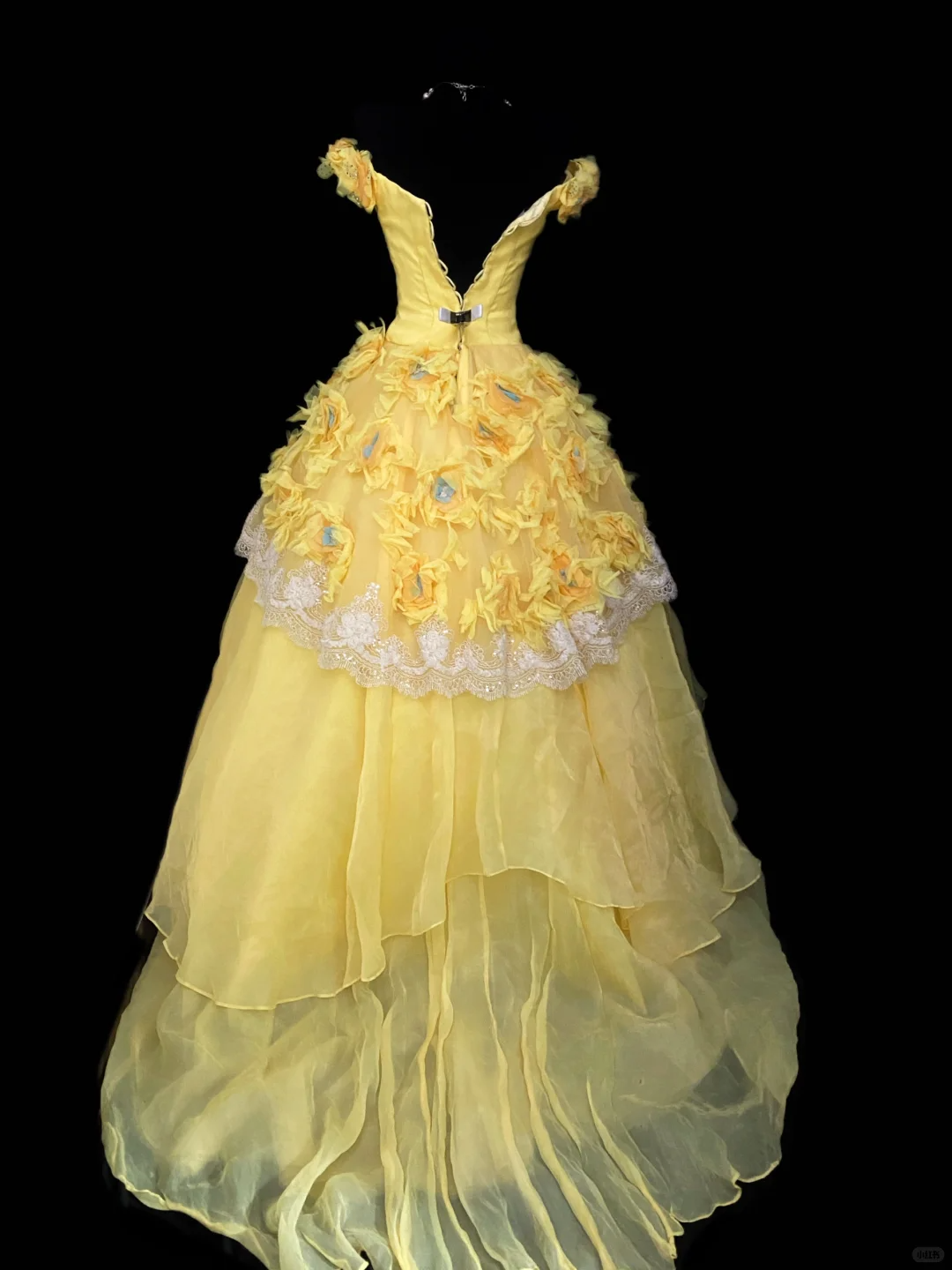 Yellow Off‑the‑Shoulder Princess Ball Gown, White Lace Applique Bodice, 3D Fabric Floral Ornaments, Lace Overlay Trim, Multi‑Layer Ruffled Chiffon Skirt, Cosplay Prom Dress gh8907