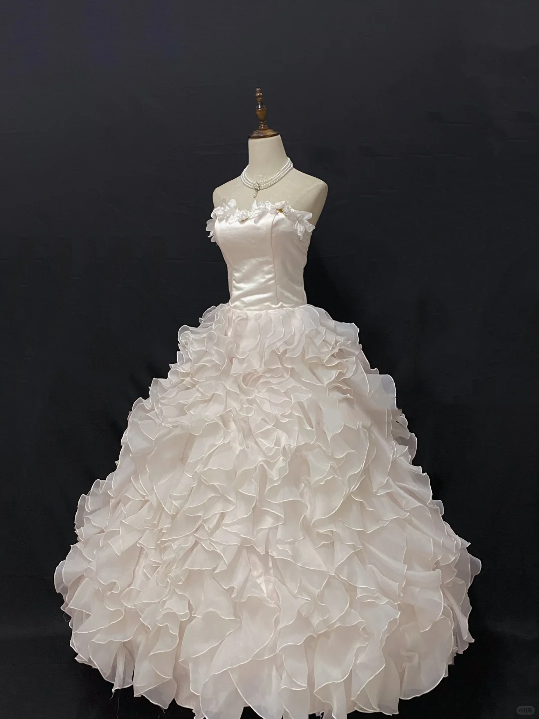 Off-white strapless romantic gown with fitted waist and fluffy tiered cake skirt, wedding dress & bridal gown gh8231