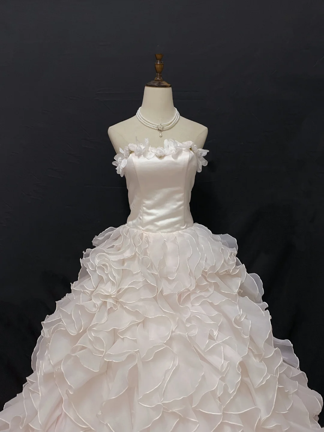 Off-white strapless romantic gown with fitted waist and fluffy tiered cake skirt, wedding dress & bridal gown gh8231