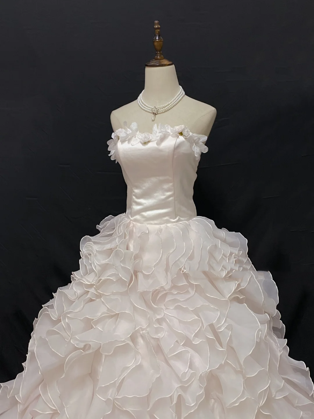 Off-white strapless romantic gown with fitted waist and fluffy tiered cake skirt, wedding dress & bridal gown gh8231