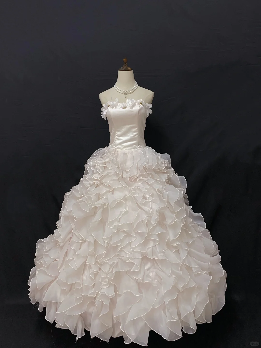 Off-white strapless romantic gown with fitted waist and fluffy tiered cake skirt, wedding dress & bridal gown gh8231